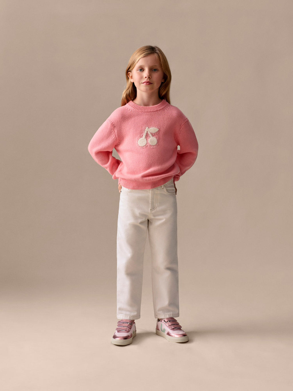 pull brodé de cerises