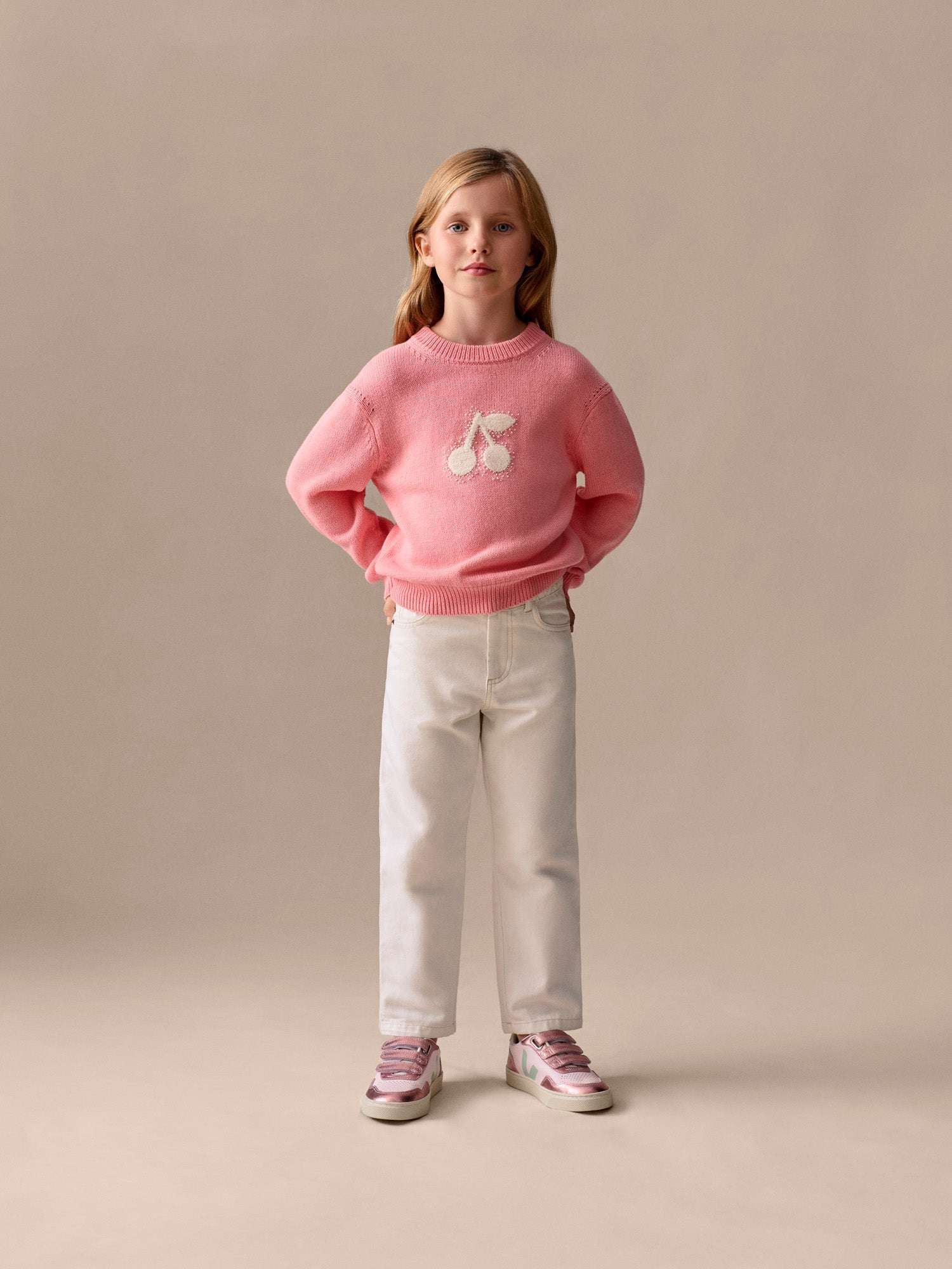 pull brodé de cerises