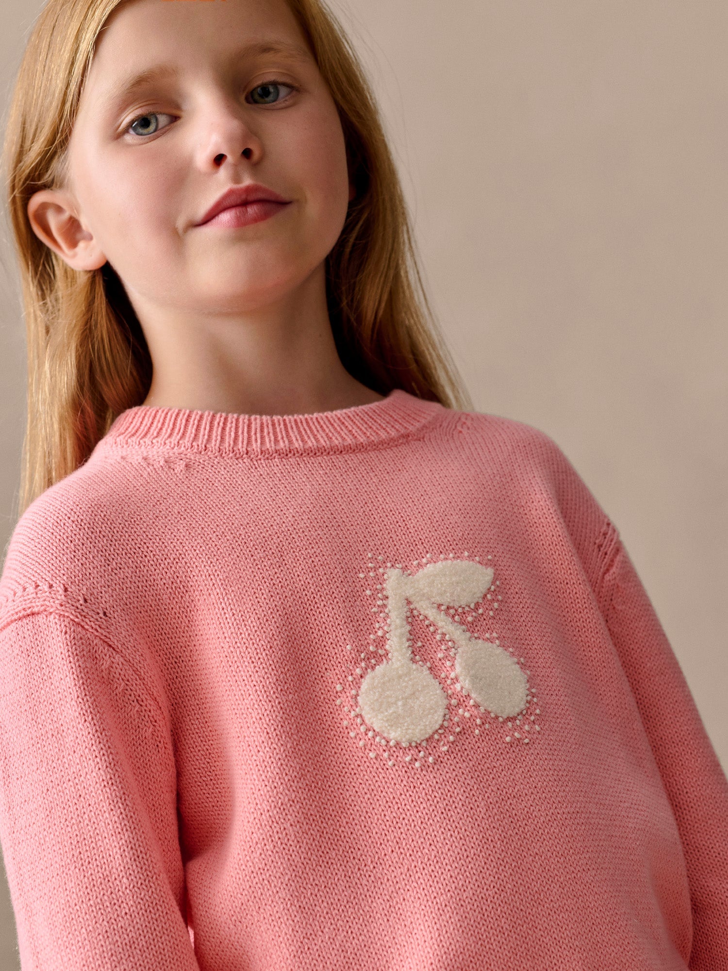 pull brodé de cerises