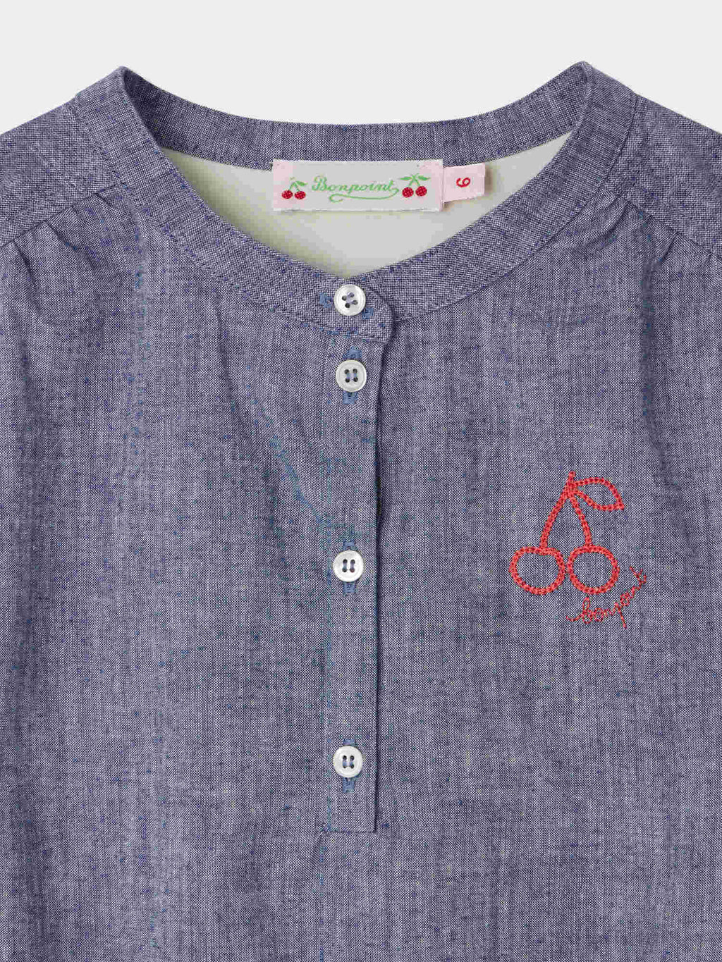 robe en chambray brodée de cerises sur la poitrine