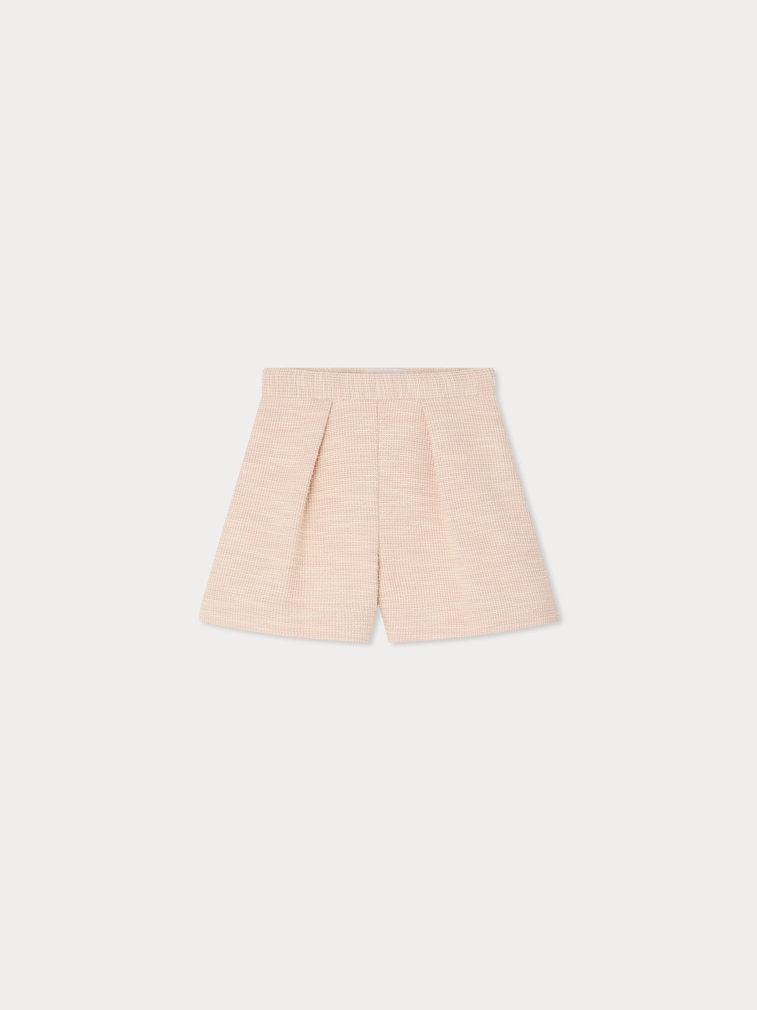 short avec de larges plis
